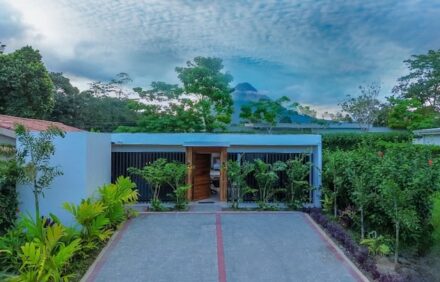 Casa Amarí | Private Pool & Volcano Views in La Fortuna
